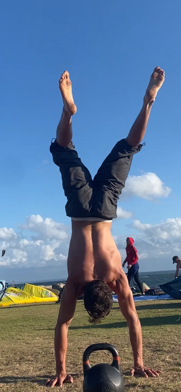 Stanie na rękach na kettlebell — trening nad morzem