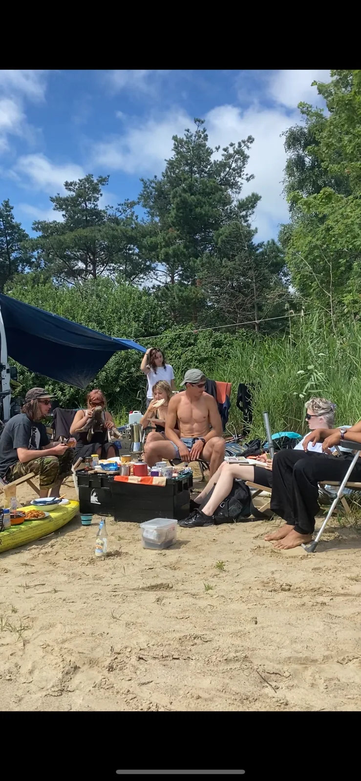 Biwak na plaży z kajakami