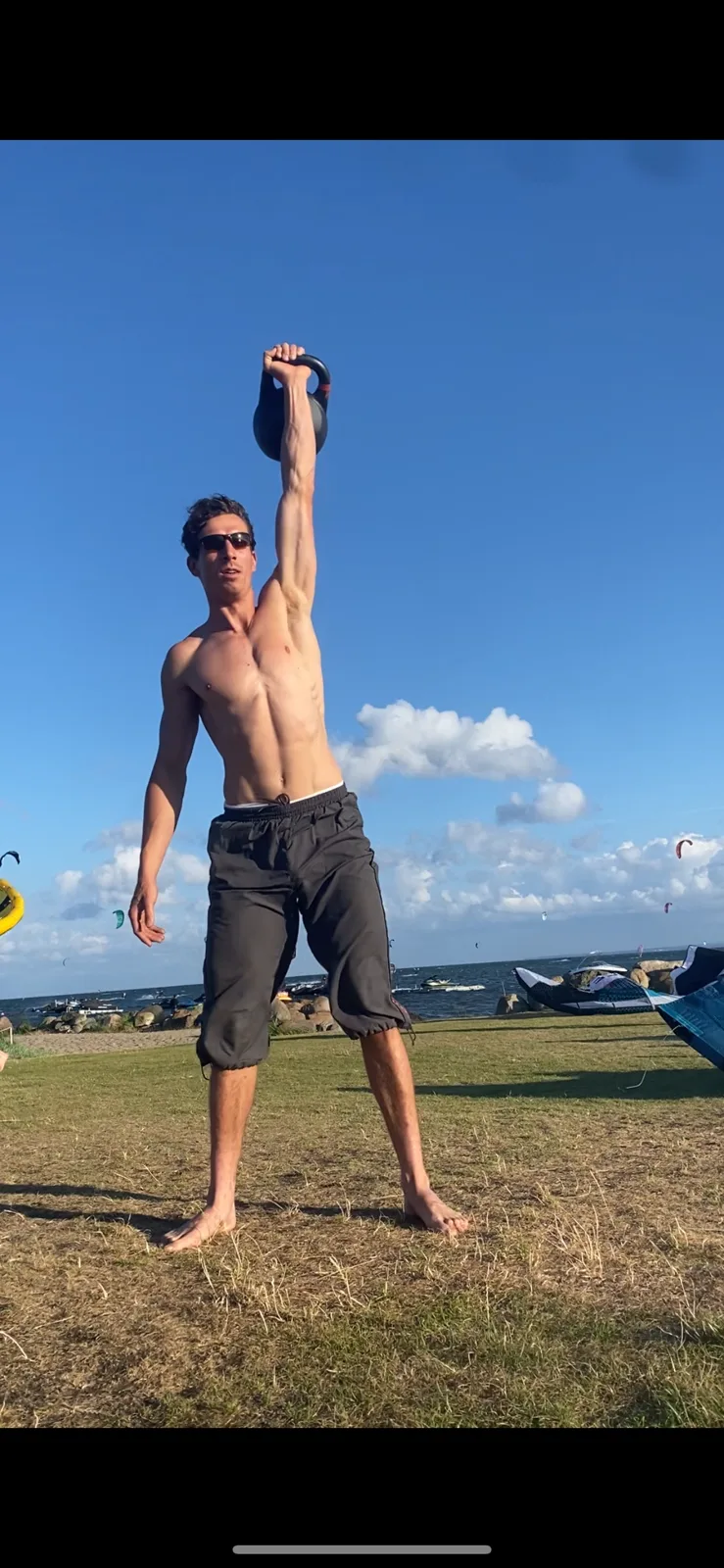Wycisk kettlebell w złotym świetle
